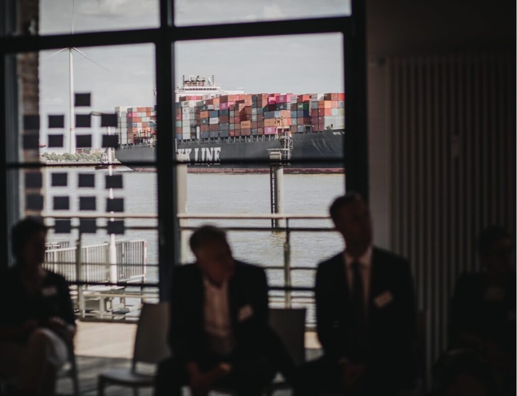 Business-Meeting, Konferenz mit Blick auf Hamburger Hafen Xynteo