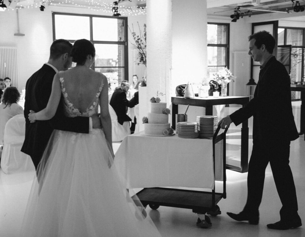 Hochzeitsfeier, Catering Hochzeitstorte mit Brautpaar