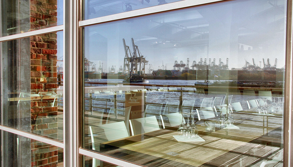 Pier 279, Location, Ausblick Spiegelung Hamburger Hafen