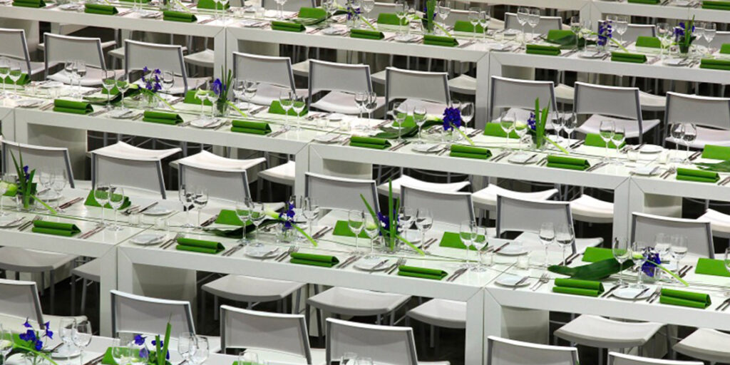 Business Event, Catering, lange Tafeln grün gedeckt