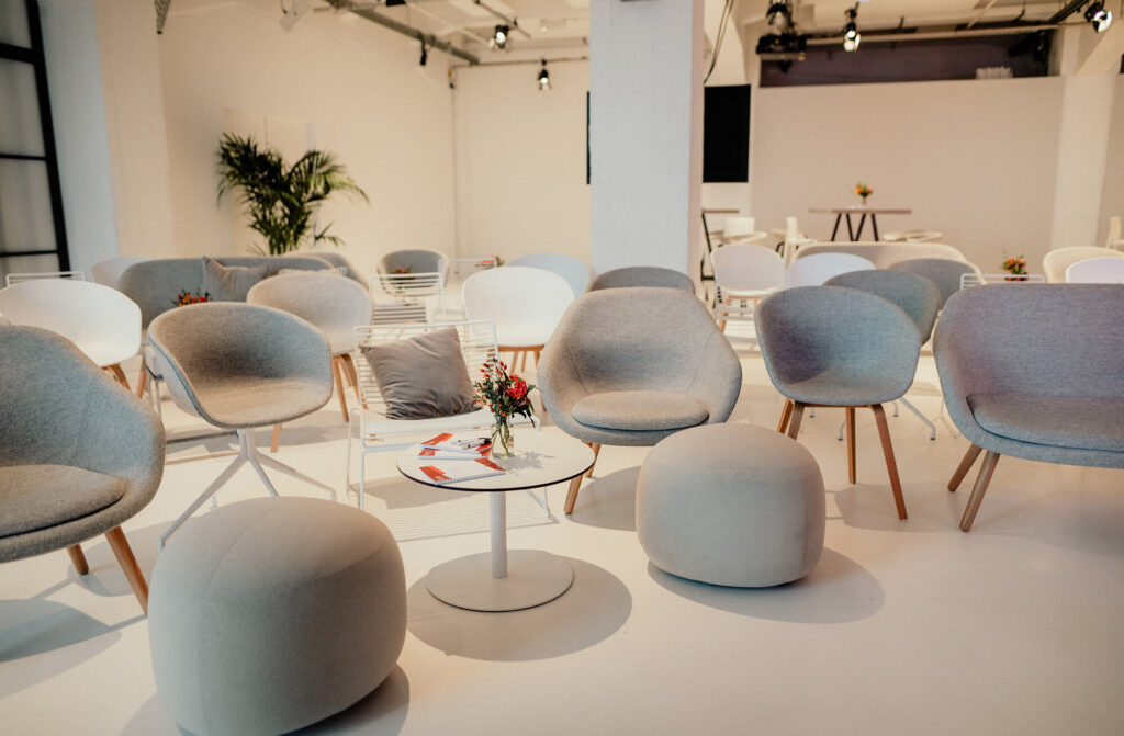 Business Event, Location, graue Sessel in weißem Raum