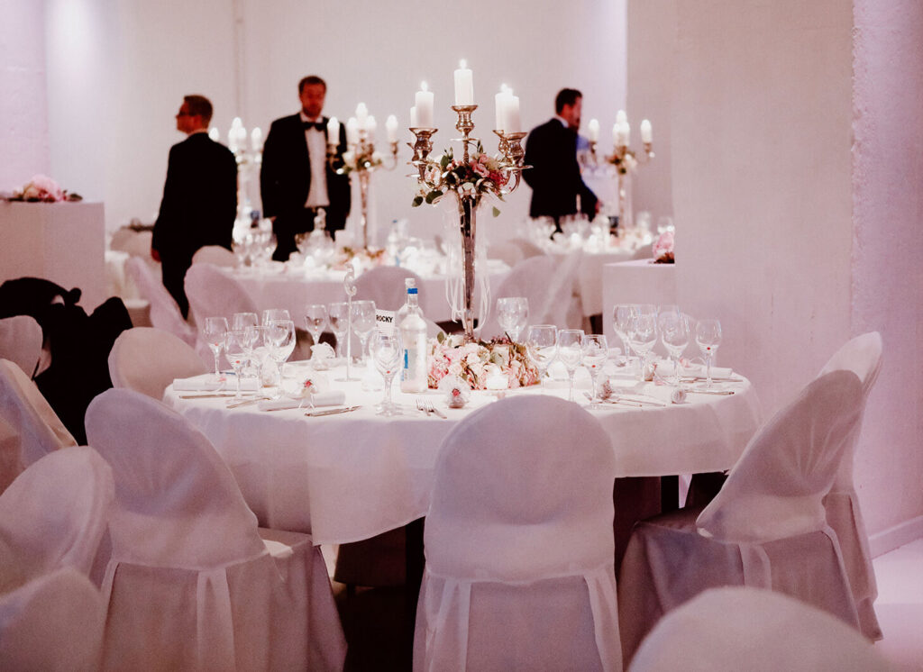 Hochzeit, Event, Hochzeitsgäste runde Tische