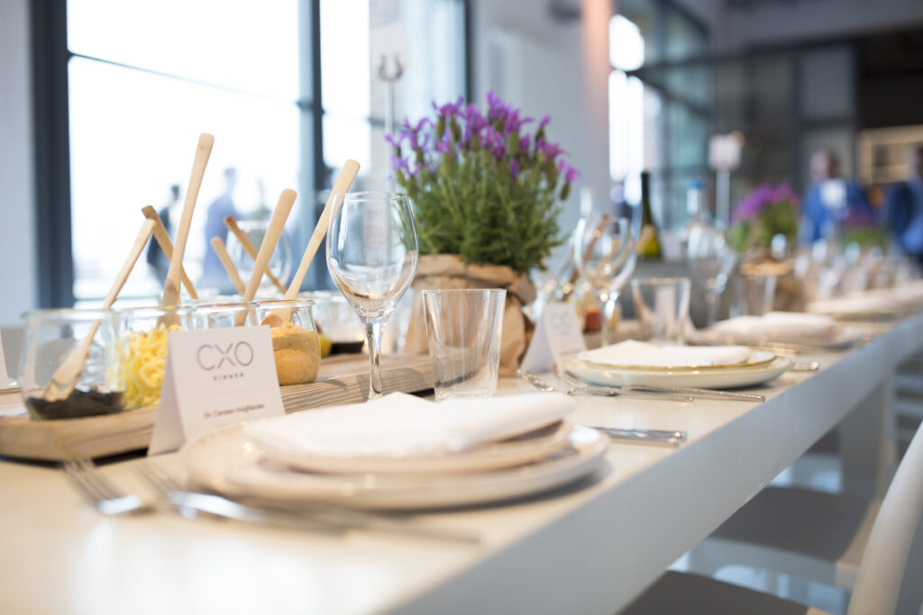 Dinner Event, gedeckter Tisch mit Lavendel