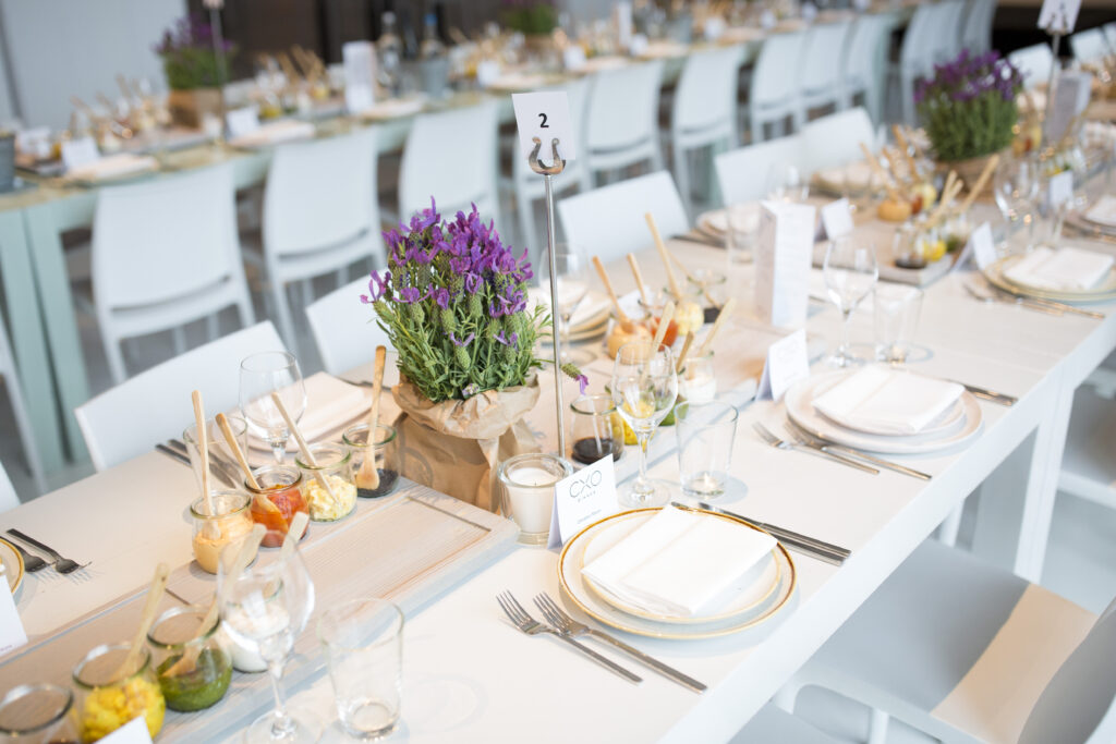 Dinner Event, Catering, gedeckte Tafel mit Lavendel