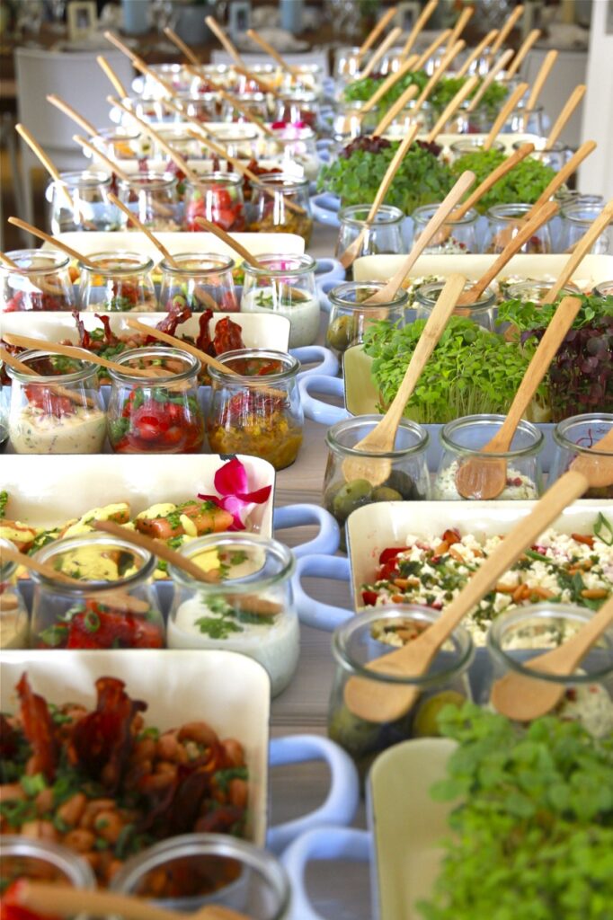 Dinner Event, Catering, buntes Essen in kleinen Gläsern