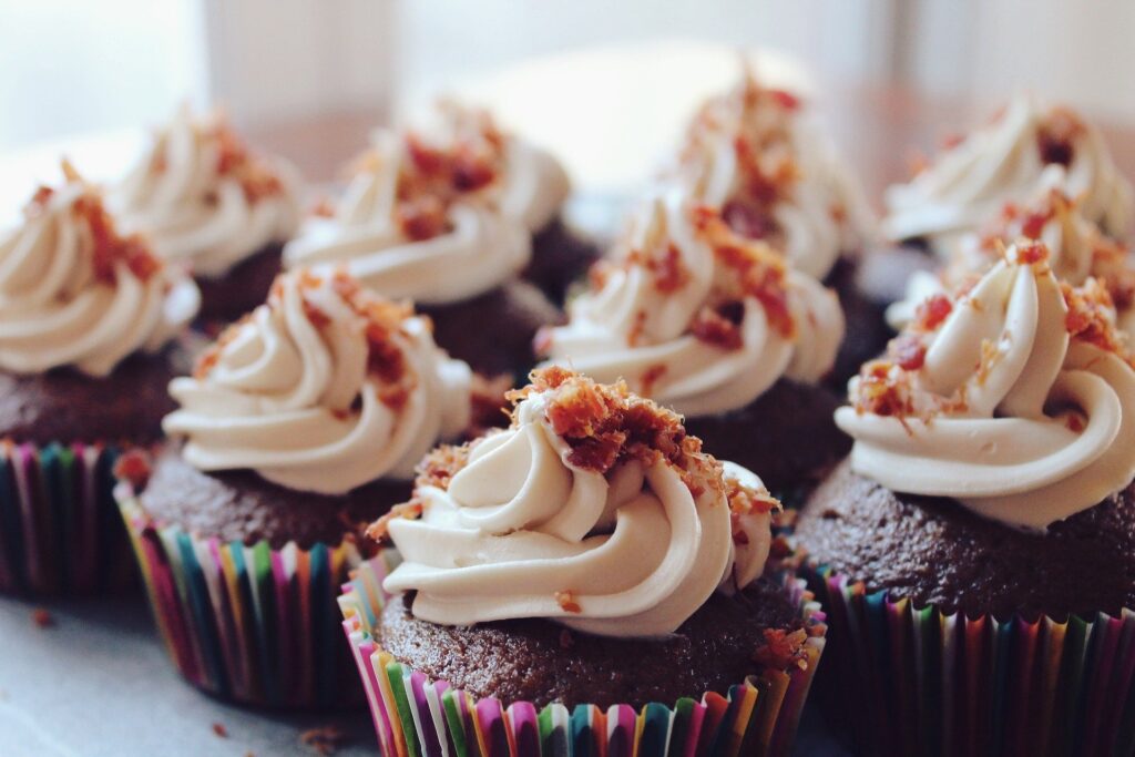 Hochzeitsfeier, Catering, Schoko-Cupcakes mit Sahnehaube