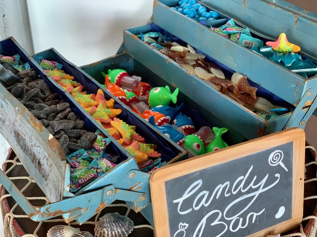 Hochzeitsfeier, Catering, Candybar in Werkzeugkasten