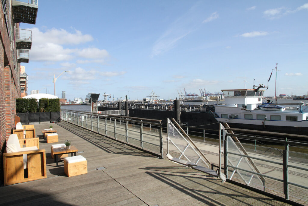 Sommerfest, Event, Terrasse mit Ausblick auf den Hafen an der Elbe