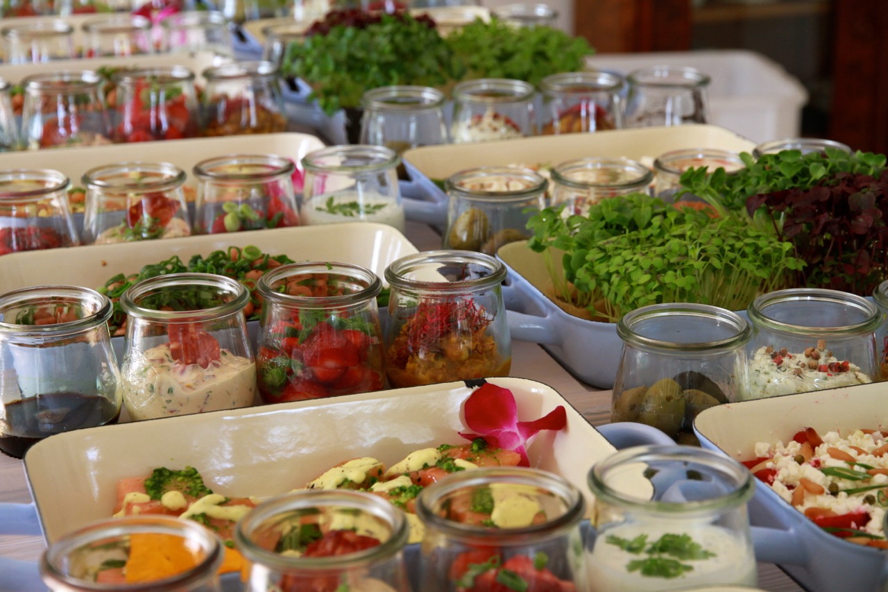 Vesper Diner, Catering, buntes Essen in kleinen Gläsern