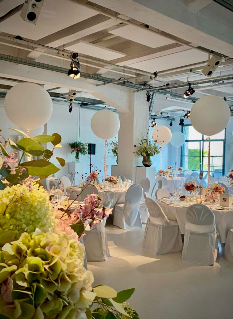 Hochzeit, Location, Dekoration mit Tische und Ballons