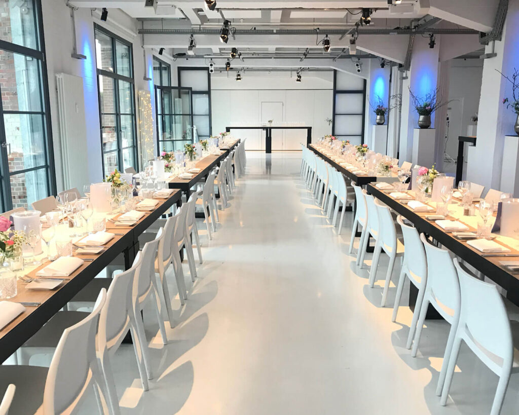 Hochzeit, Location mit gedeckter Tafel