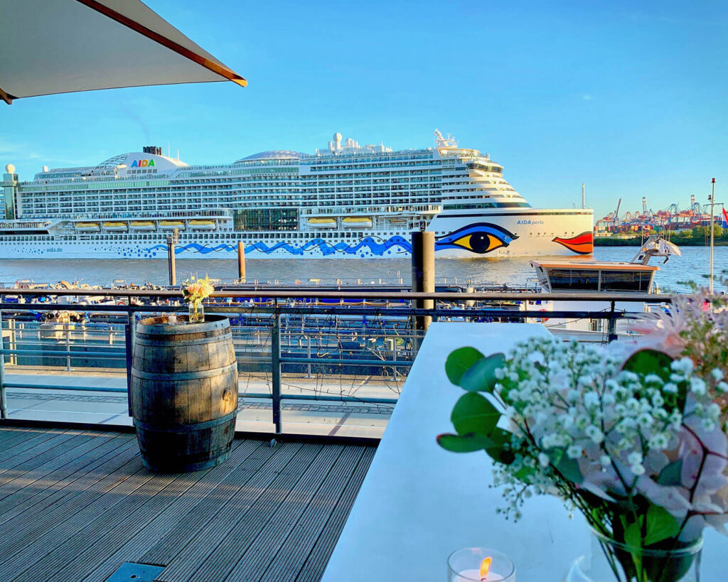 Hochzeit, Location mit Ausblick auf das Kreuzfahrtschiff Aida