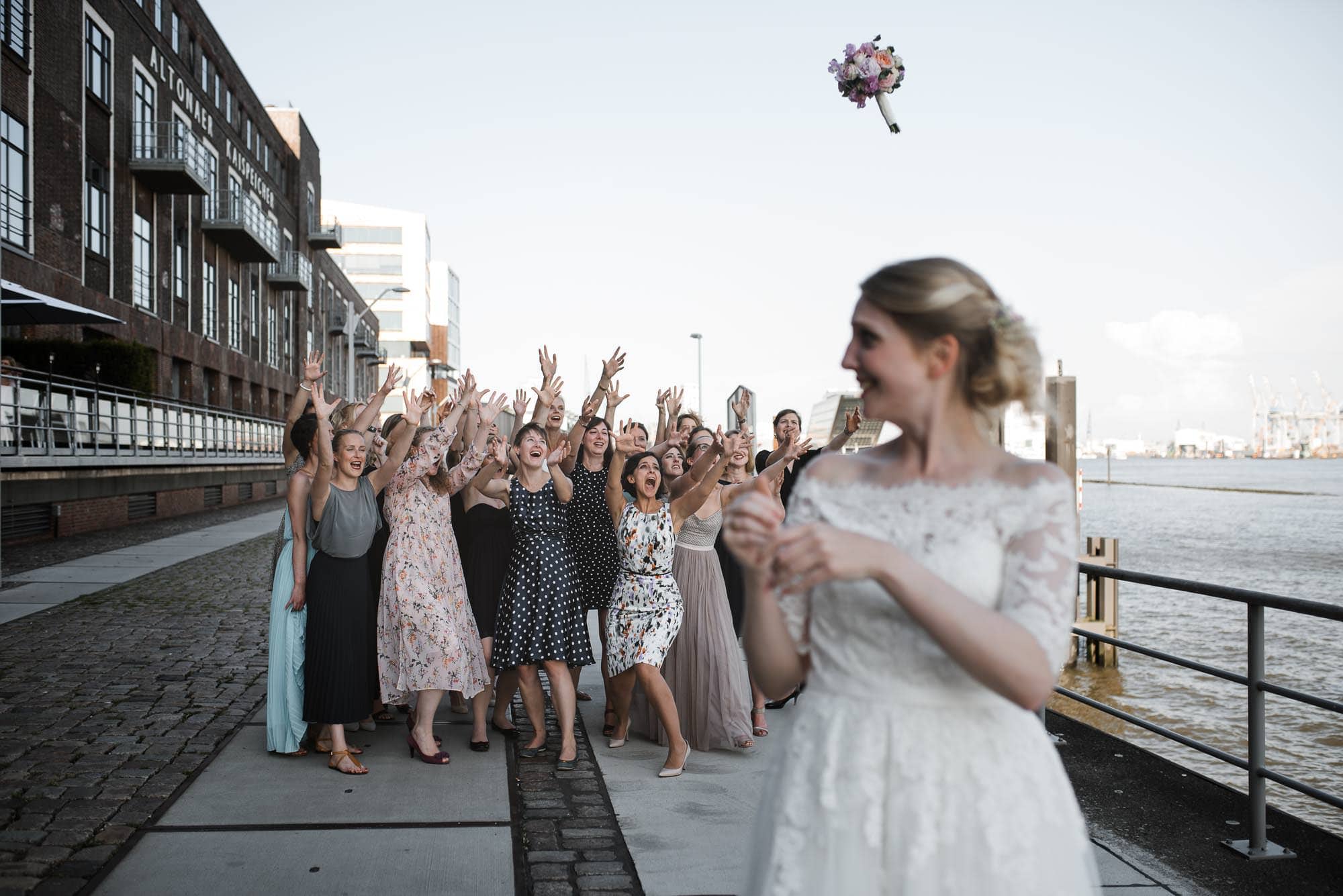Hochzeit, Location an der Elbe, Braut wirft Brautstrauß