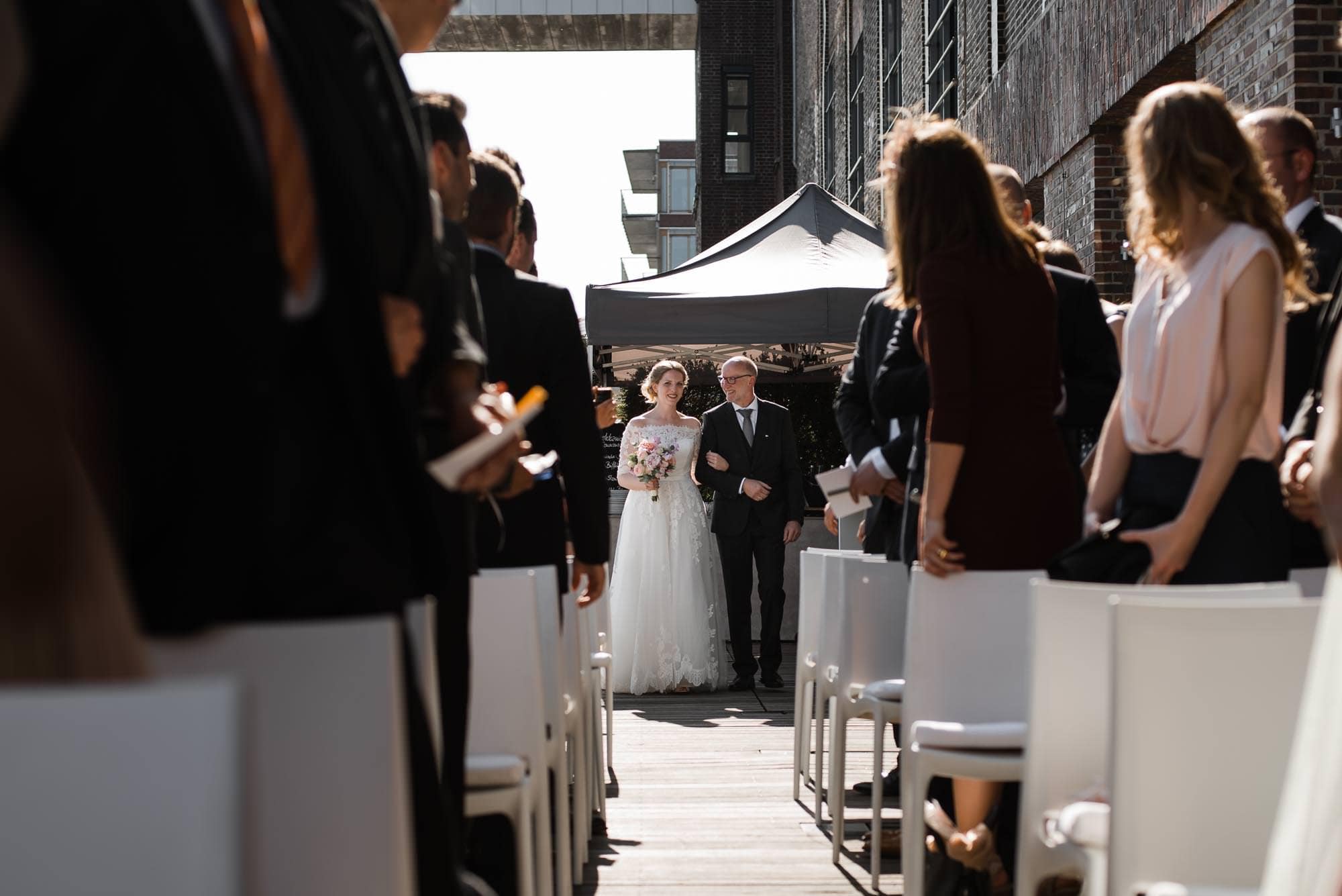 Hochzeit, Location, Braut mit Brautvater auf Terrasse an der Elbe