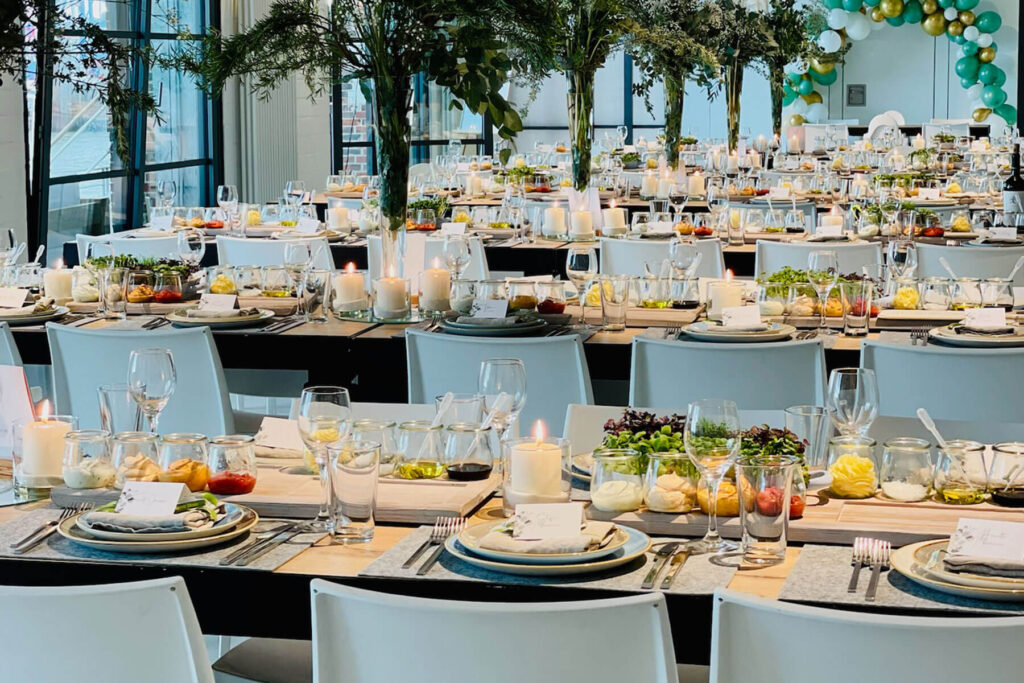 Vesper Diner, Catering, viele gedeckte Tische im Altonaer Kaispeicher