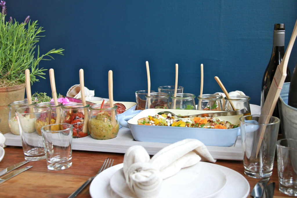 Vesper Diner, Catering, Saucen und Dips mit Hauptspeise am Tisch