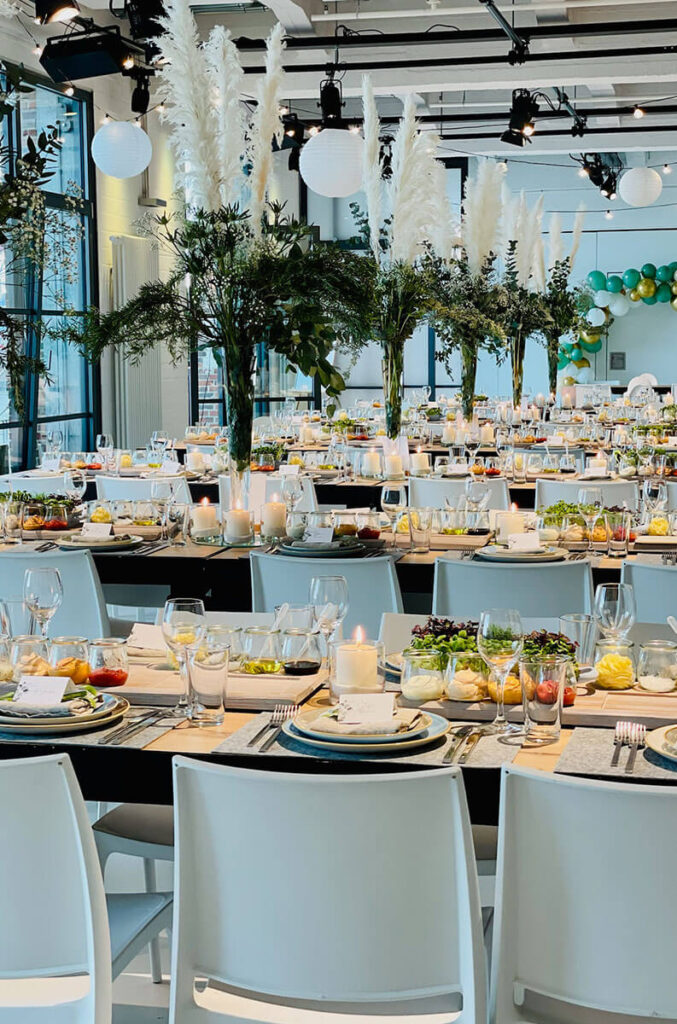 Vesper Diner, Menu-Catering, gedeckte Tische