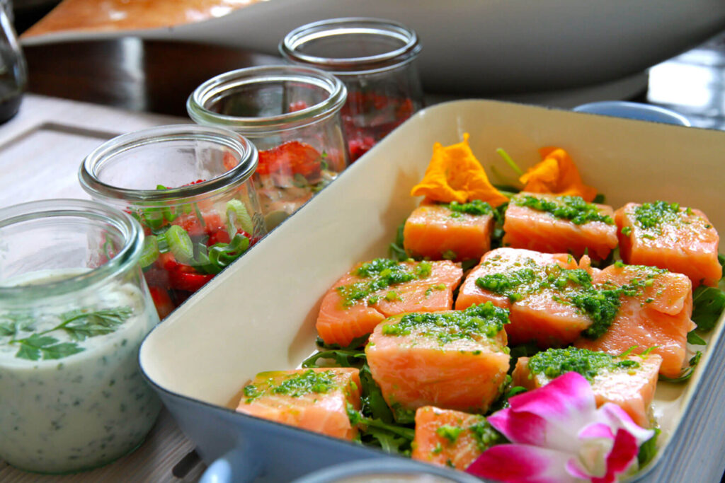 Vesper Diner, Catering, Lachswürfel in Schale