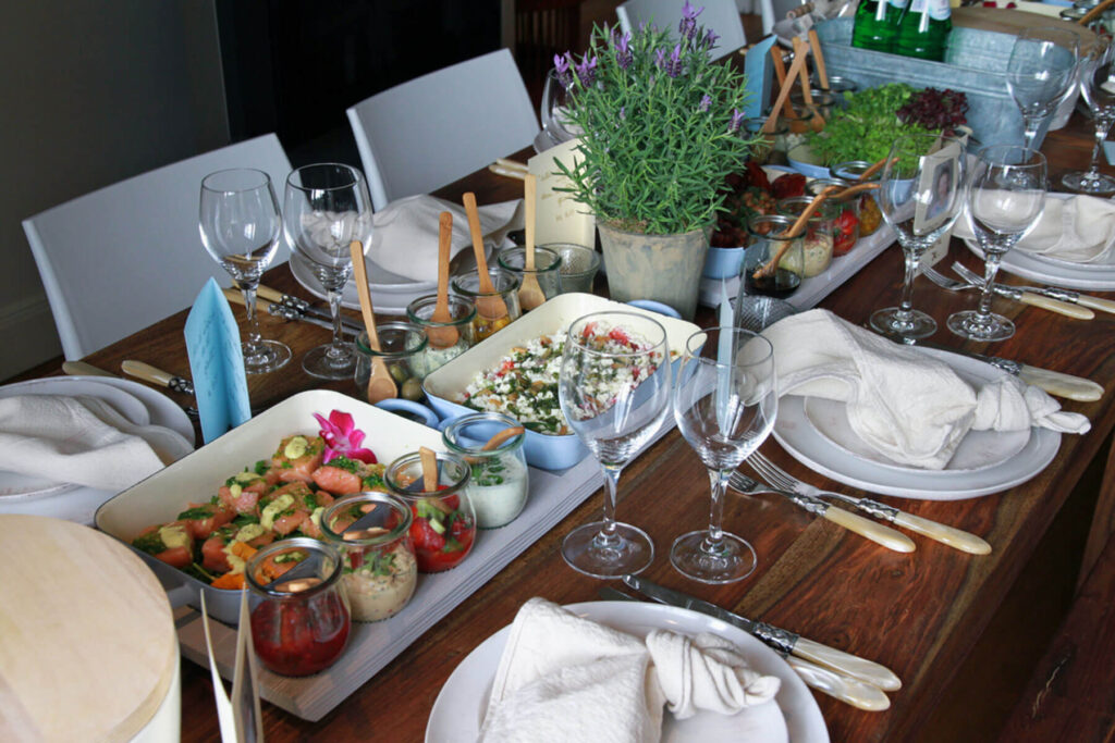 Vesper Diner, Catering, eingedeckter Tisch mit Essen in der Mitte