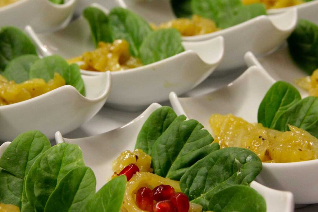 Weihnachtsfeier, Catering, Vorspeise in kleinen weißen Schälchen