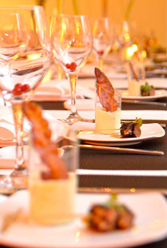 Weihnachtsfeier, Event, gedeckter Tisch mit Vorspeise
