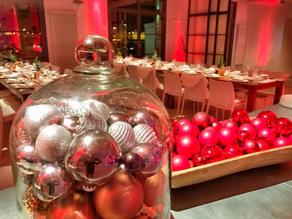 Weihnachtsfeier, weihnachtlich dekoriertes Event