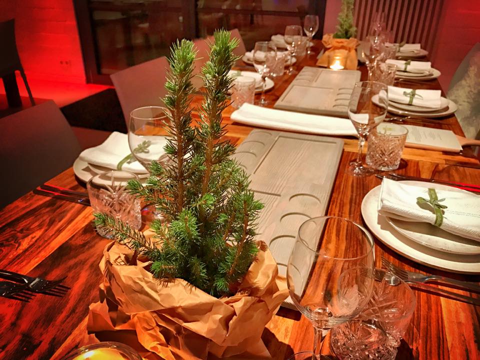 Weihnachtsfeier, Catering, weihnachtlich eingedeckter Tisch
