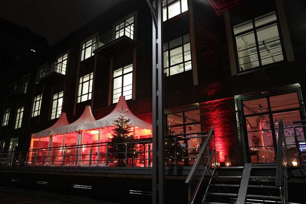 Weihnachtsfeier, Location Außenansicht bei Nacht, weihnachtlich geschmückte Terrasse