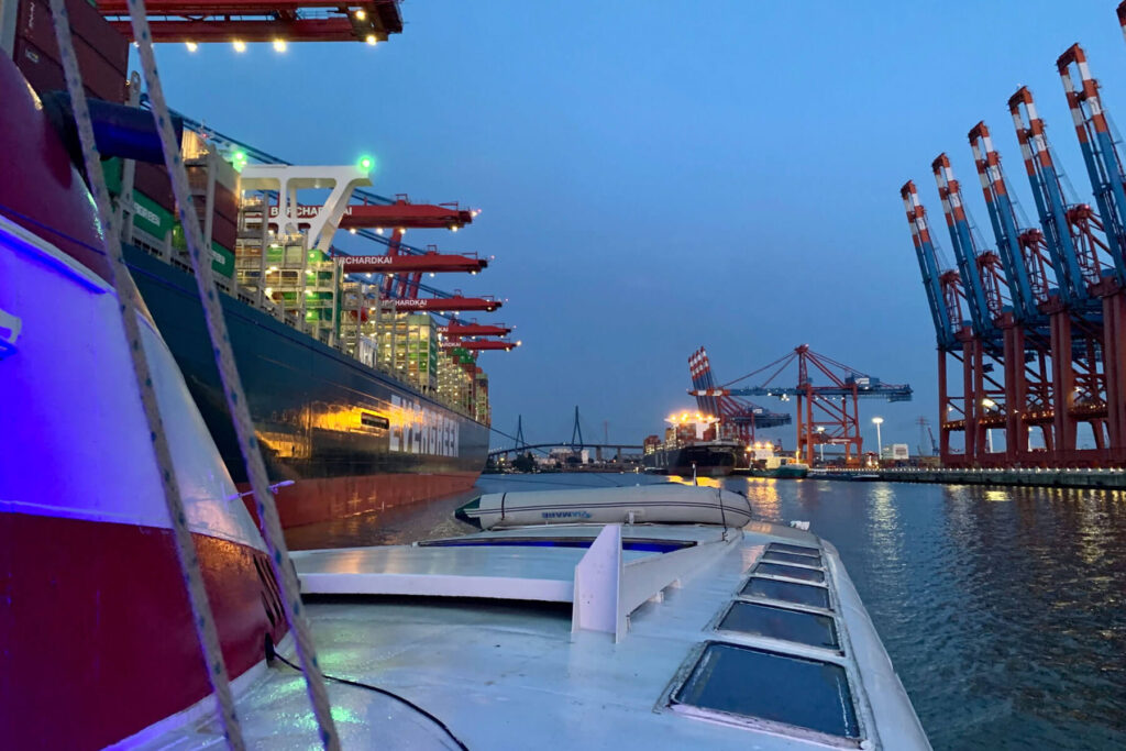 Grosser Michel, Hafen-Atmosphäre zur Dämmerung