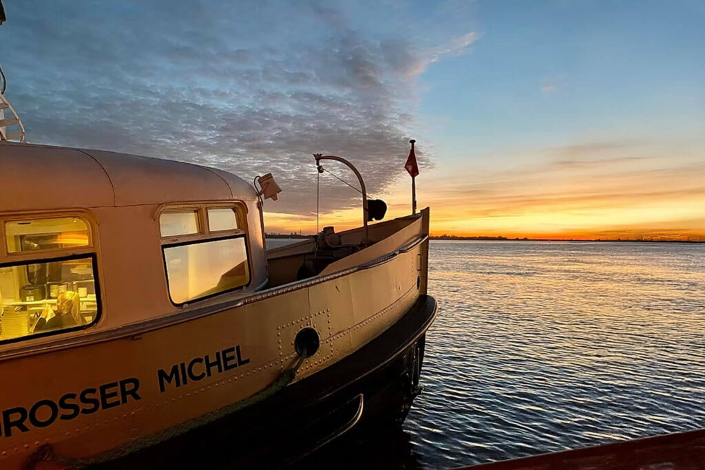 Grosser Michel, Eventschiff im Sonnenuntergang auf der Elbe