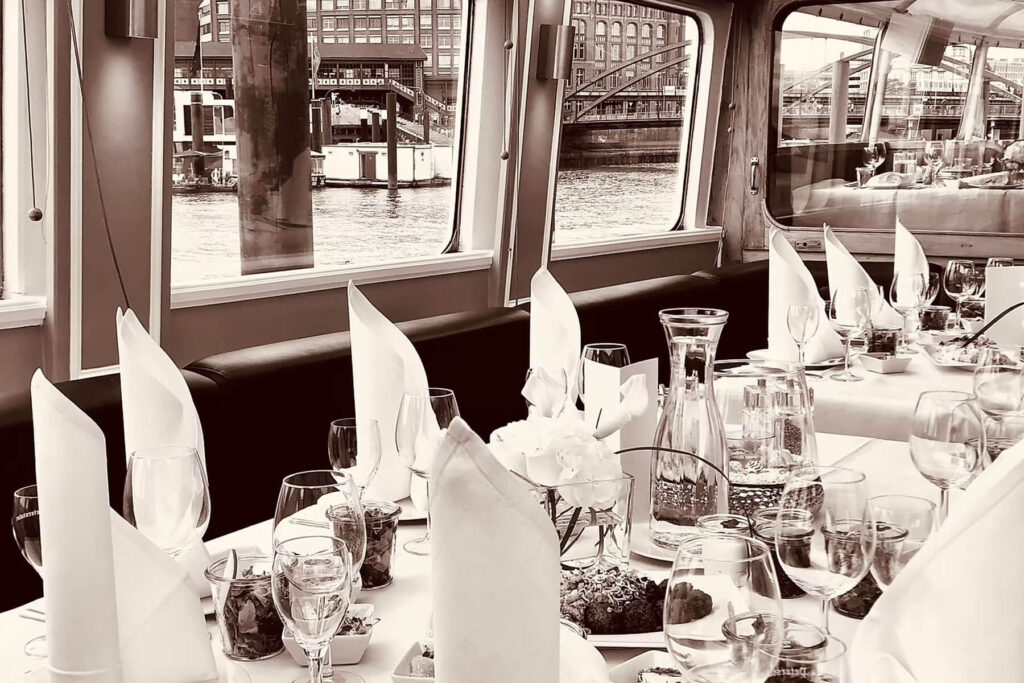 Grosser Michel, Eventschiff mit festlich eingedeckten Tischen