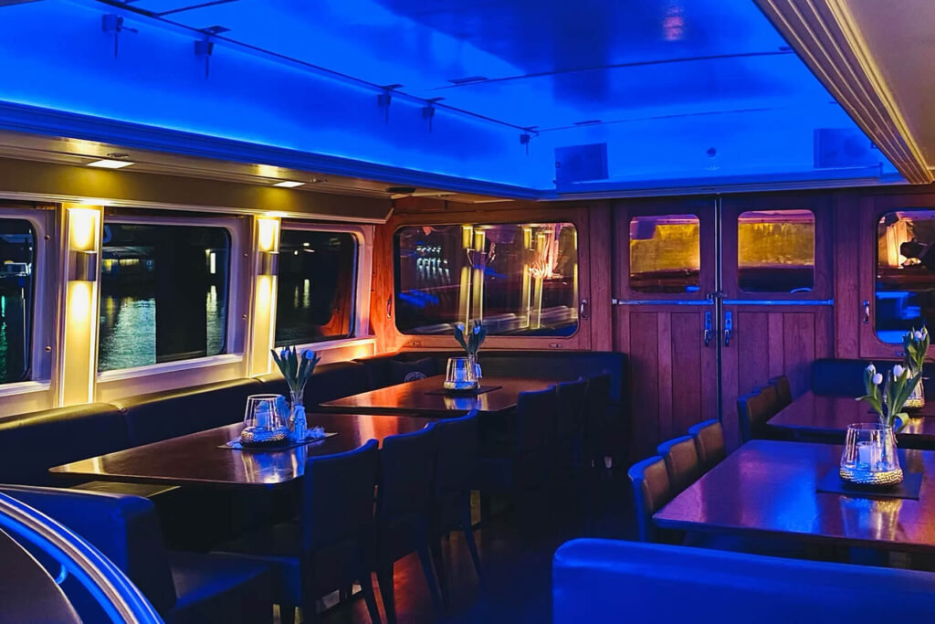 Grosser Michel, Eventschiff, Bar-Atmosphäre mit schummrigem Licht