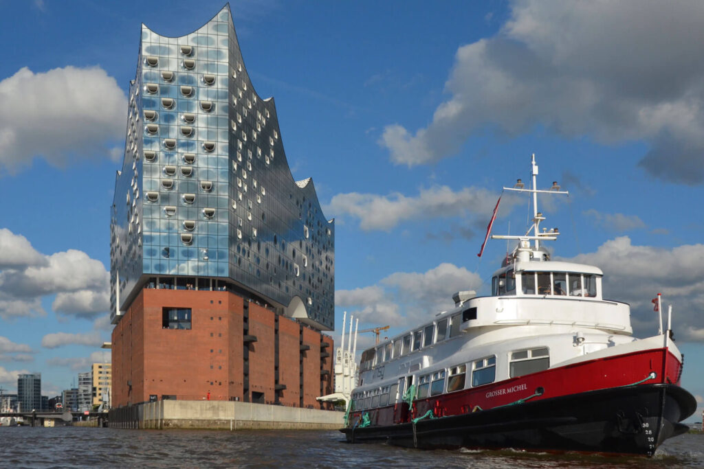 Eventschiff Grosser Michel, fährt an der Elbphilharmonie vorbei