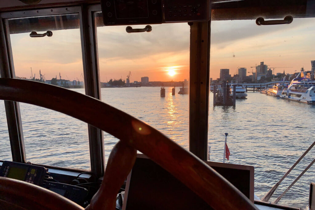 Eventschiff Grosser Michel, Ausblick auf den Sonnenuntergang an der Elbe