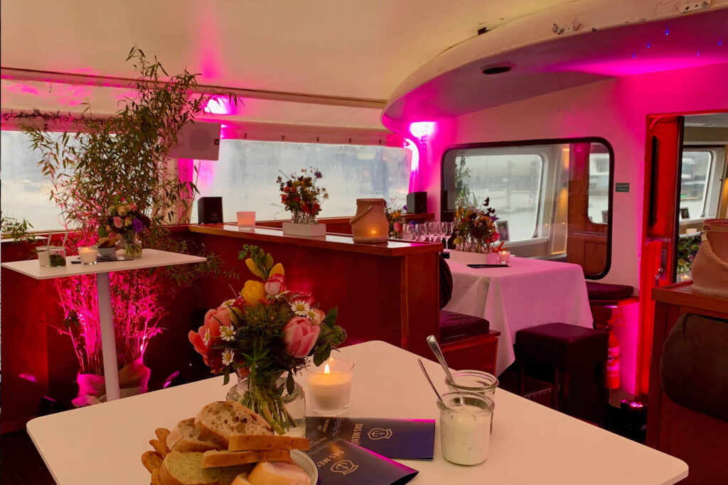 Grosser Michel, Party in Pink im Eventschiff