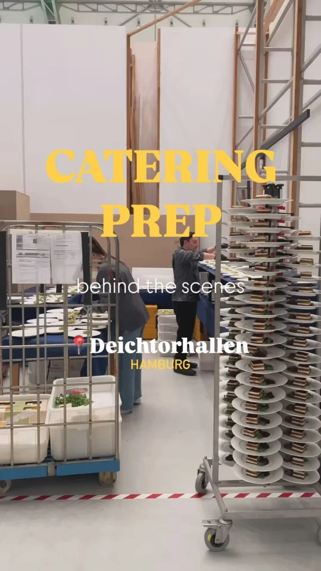 Großes entsteht im Kleinen 🙌
Nein, wir waren nicht im Saarland, sondern in den Deichtorhallen. Dort durften wir nämlich letzte Woche 120 Gäste einer Veranstaltung mit bestem Catering versorgen. Ein bisschen eng in der kalten Küche? Das soll uns nicht aufhalten. Die Gäste waren ✨satt und happy✨ - und das ist alles, was zählt.

#event #catering #hamburg #eventcatering #behindethescenes