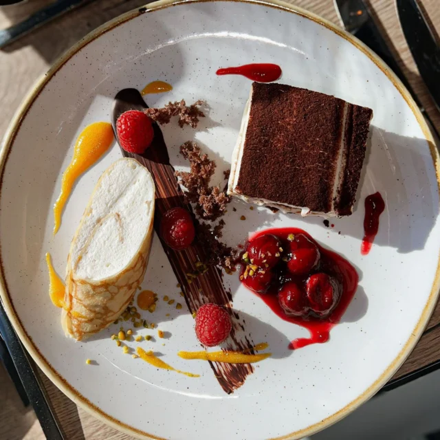 Süße Sünde trifft frische Leichtigkeit ✨🍒 
Zarter Crêpe mit Limonencreme & Tiramisu mit marinierten Kirschen – ein Dessert-Duo zum Verlieben! 💛🤍

#dessert #eventcatering #catering #event #tiramisu #crepe #finedining
