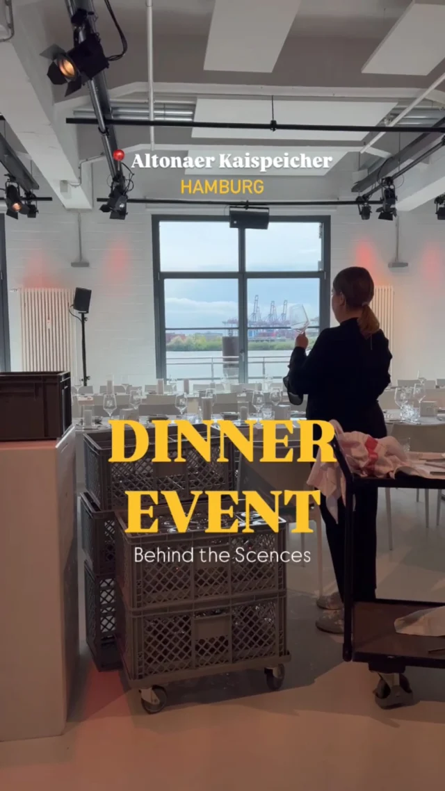 Behind the Scenes Dinner-Event 🍋✨

Ein exklusiver Blick hinter die Kulissen eines stilvollen Lemon-Dinner-Events im @altonaerkaispeicher_pier279, wo jedes Detail nach Sonne, Sommer und Savoir-vivre duftet. 🌿

Ihr möchtet auch ein Dinner-Event hosten und sucht noch nach einem exklusiven Cateringpartner oder einer passenden Location? wir sind für euch da! 🤝

#hamburg #eventcatering #lemon #dinnerevent #dinner